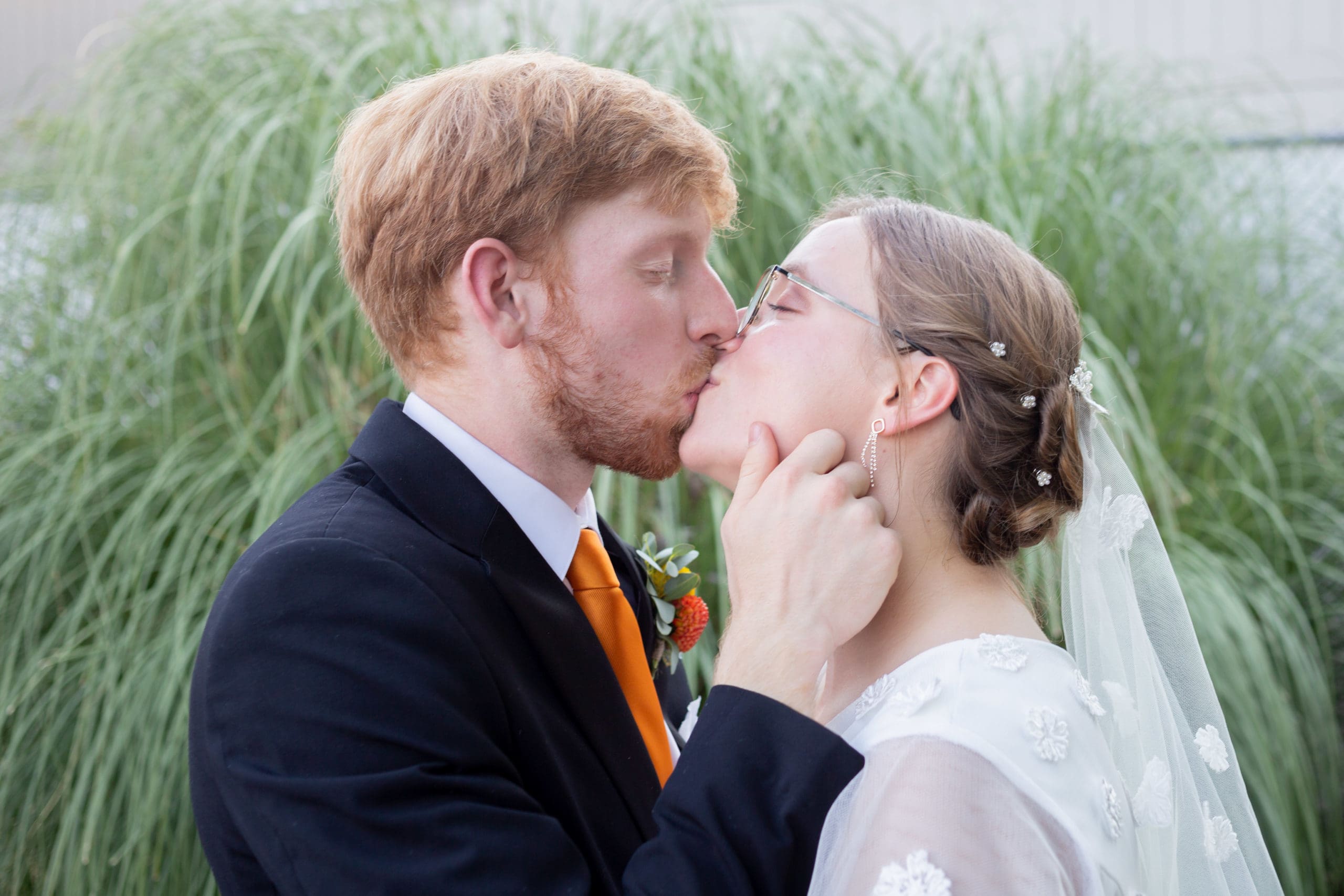 couple kissing