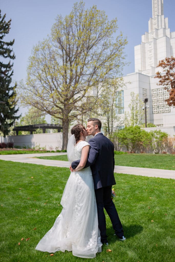 bride-and-groom-at-idaho-falls-temple
