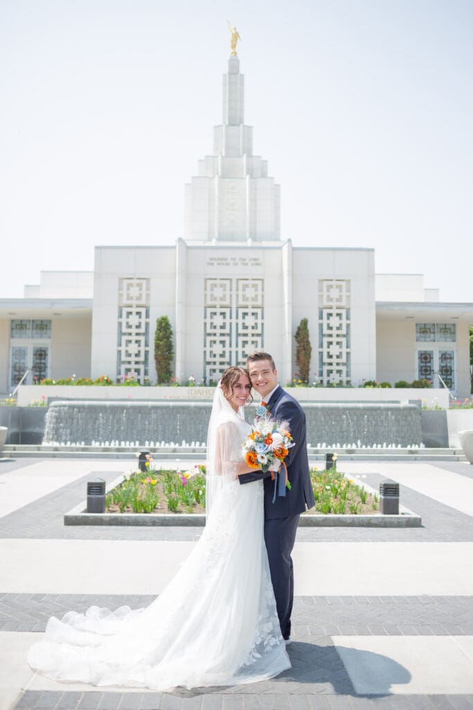 sarah-tapp-couple-at-temple