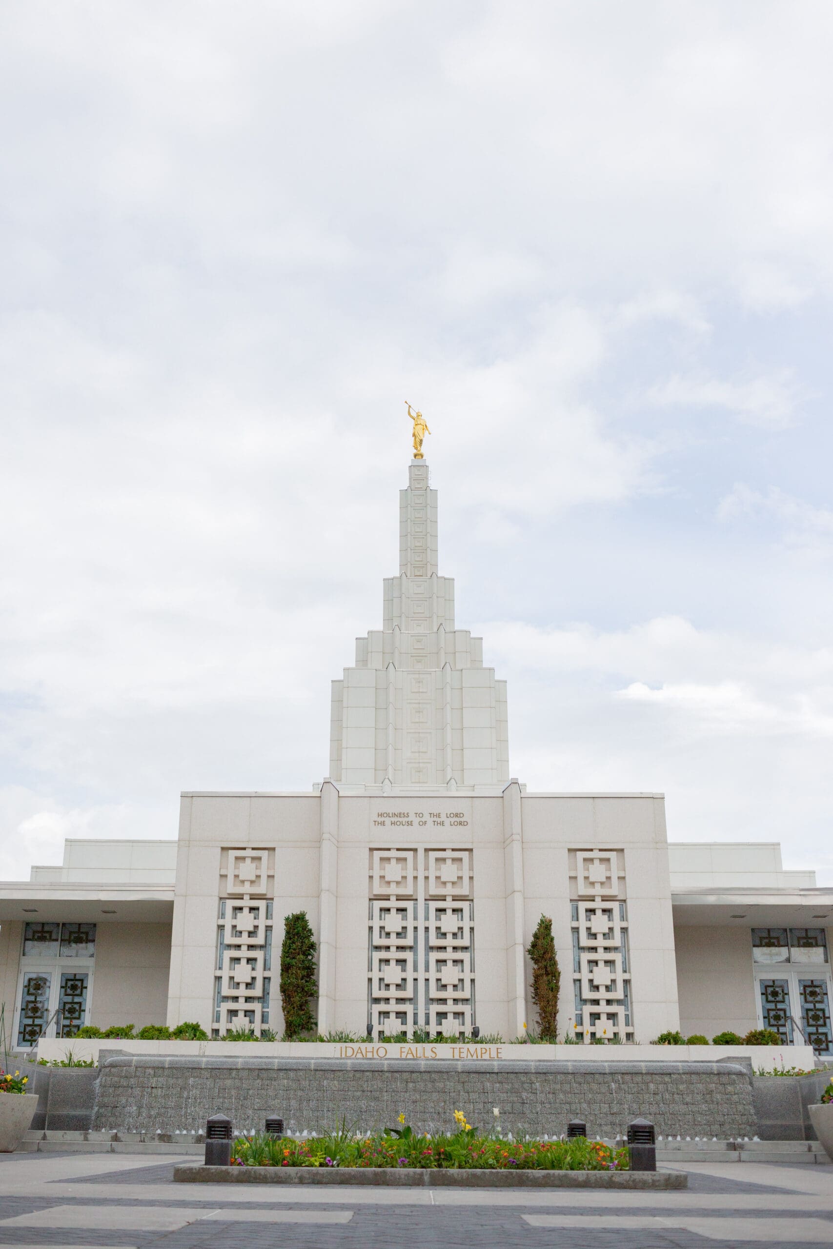 idaho-summer-temple-wedding