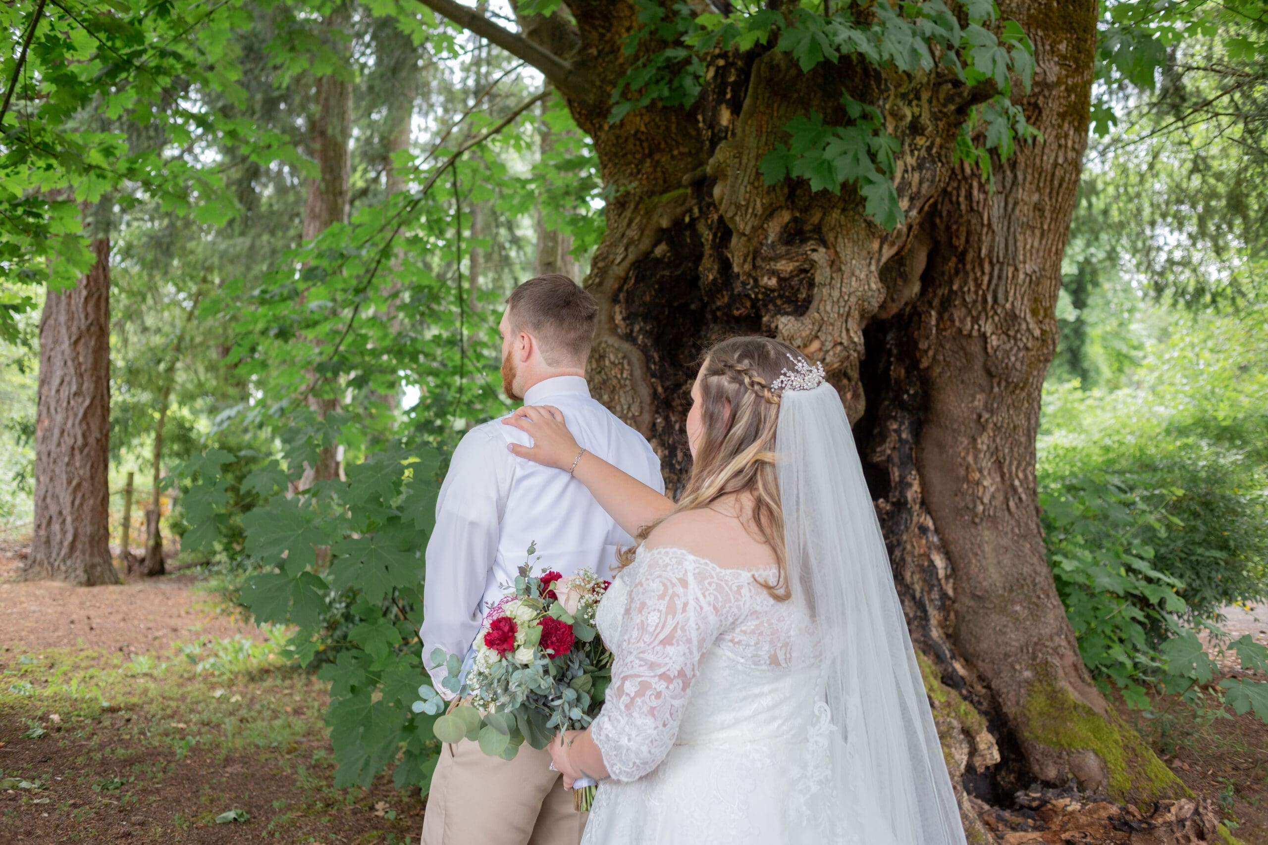 bride-and-groom-first-look