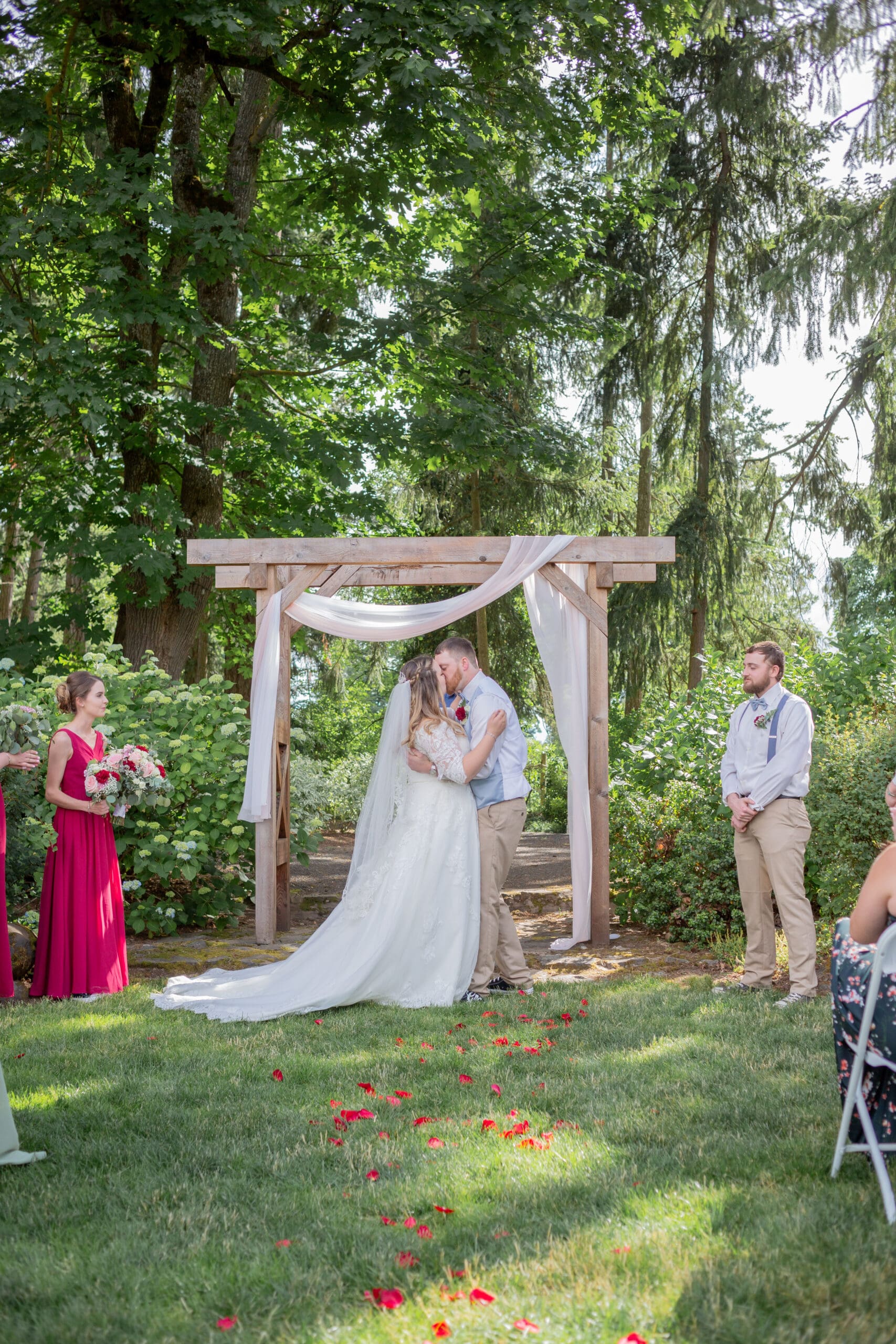 bride-and-groom-first-kiss