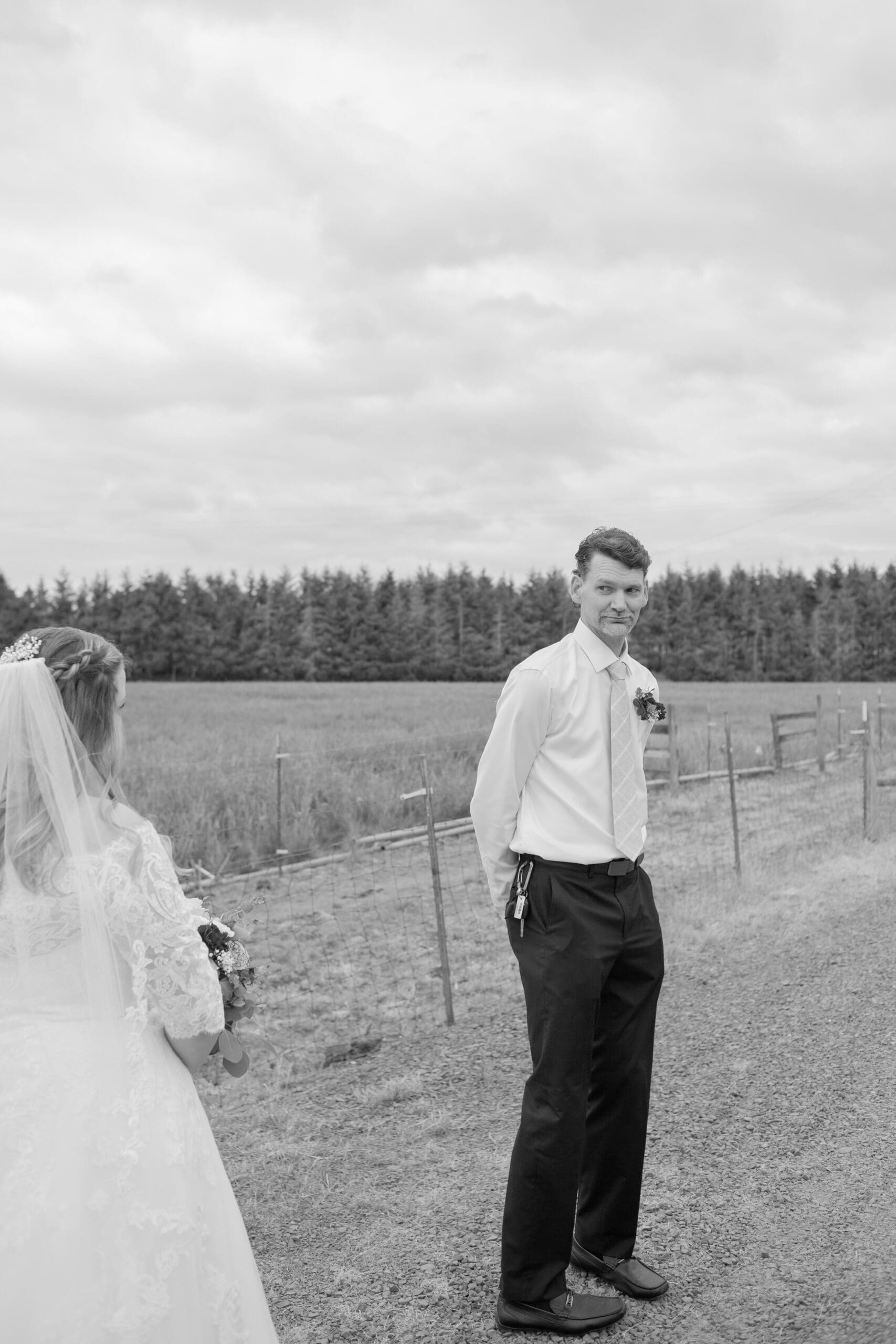 bride-and-dad-first-look