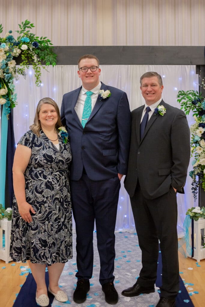 groom-with-his-parents