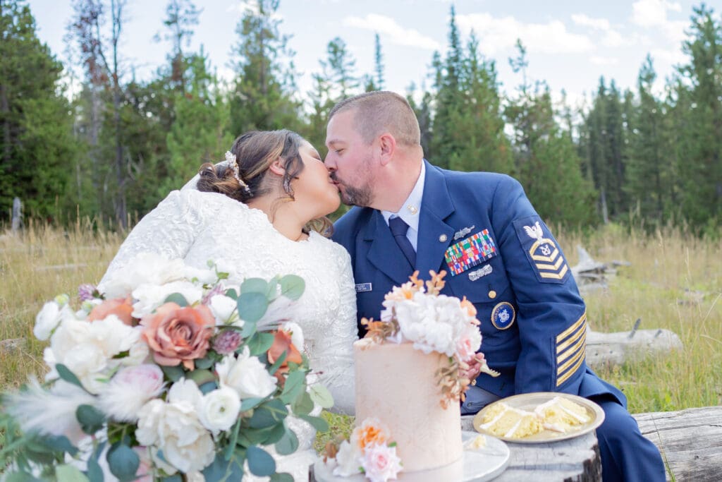 kiss-after-cutting-the-cake