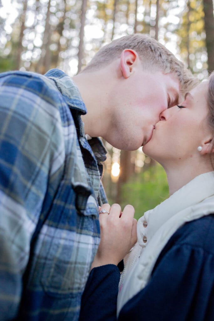 couple-kissing