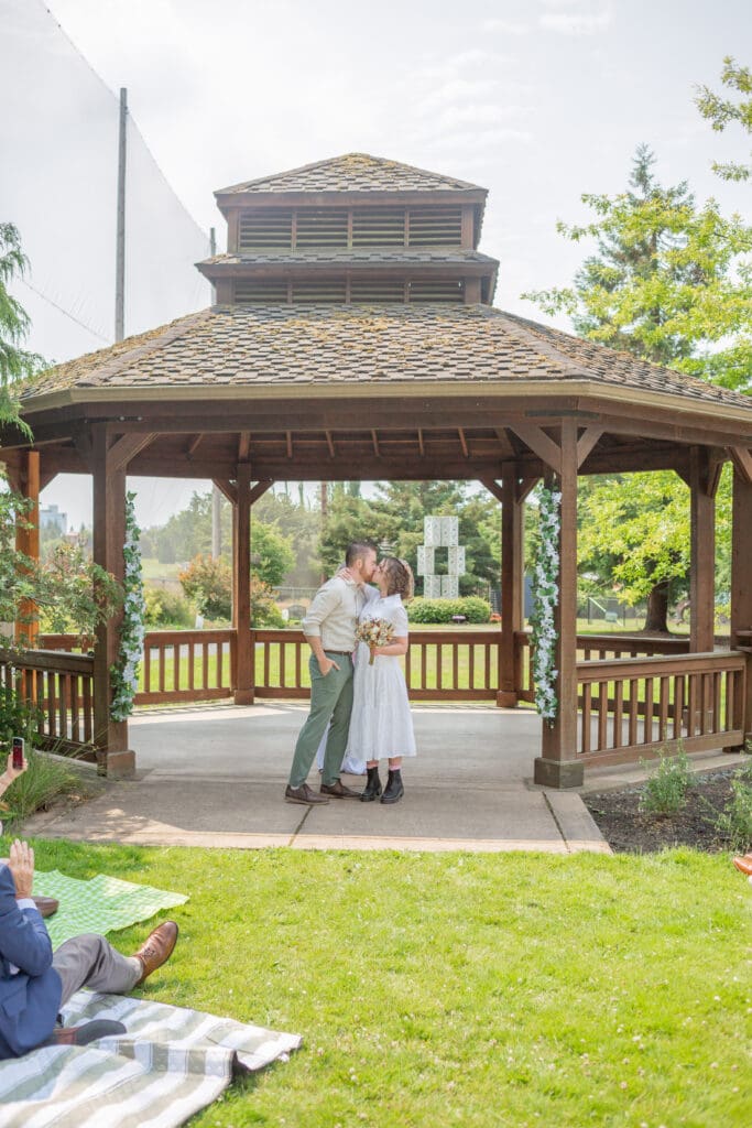 everett-picnic-wedding