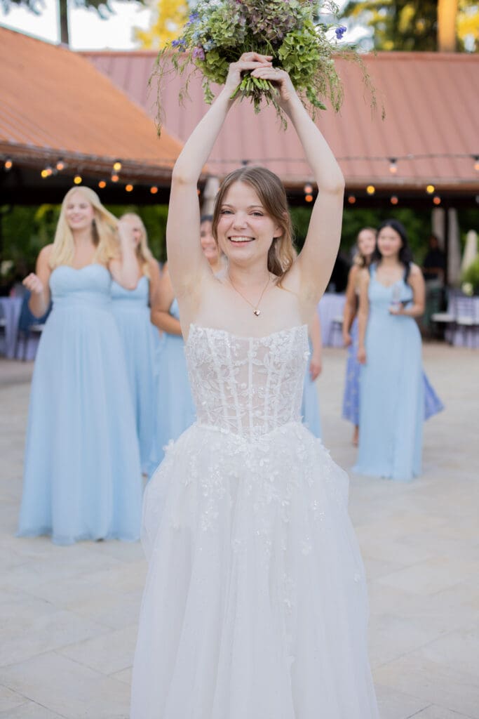bouquet-toss